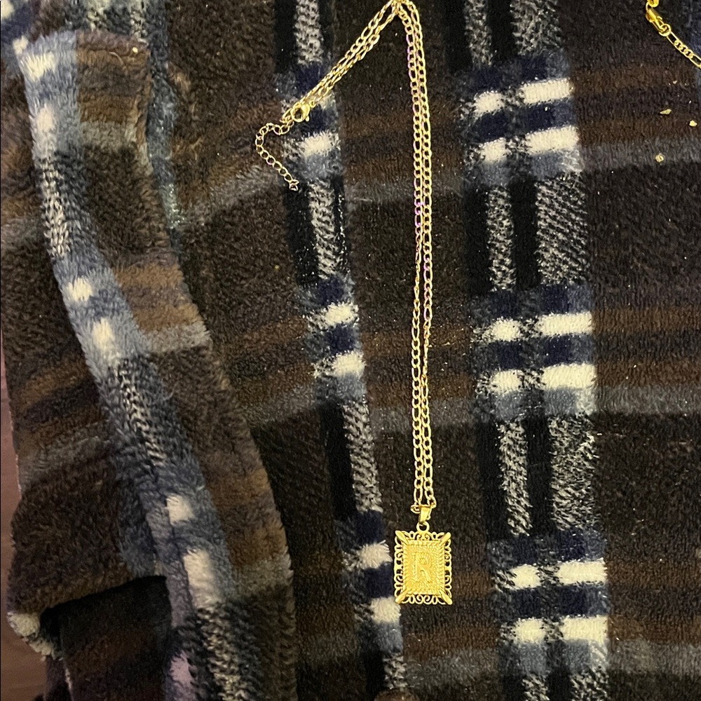 Elegant Gold Pendant Necklace